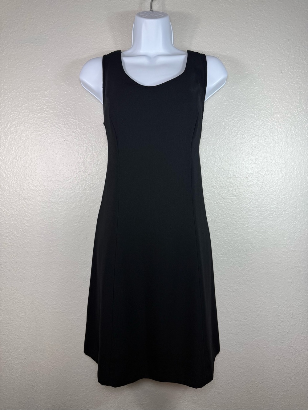 Hillard & Hanson Classic Black  sleeveless sheath dress Size 6 scoop neckline